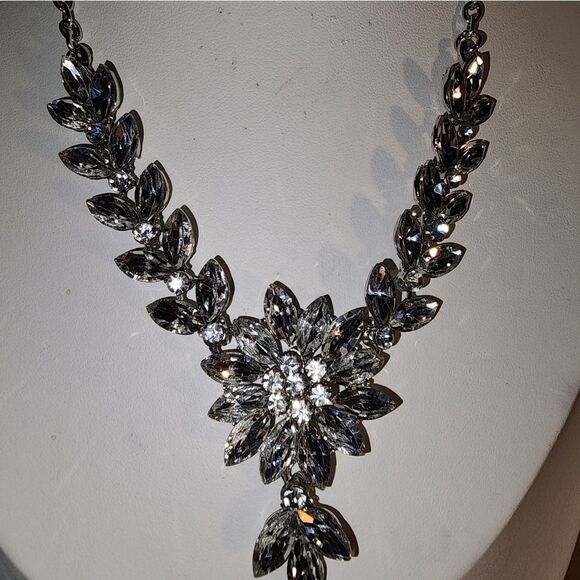 Elegant Silver Necklace with Crystal Accents NWOT 18" - Picture 2 of 4